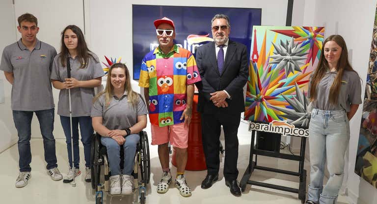 Los representantes del Equipo Paralímpico Español junto al artista Okuda.