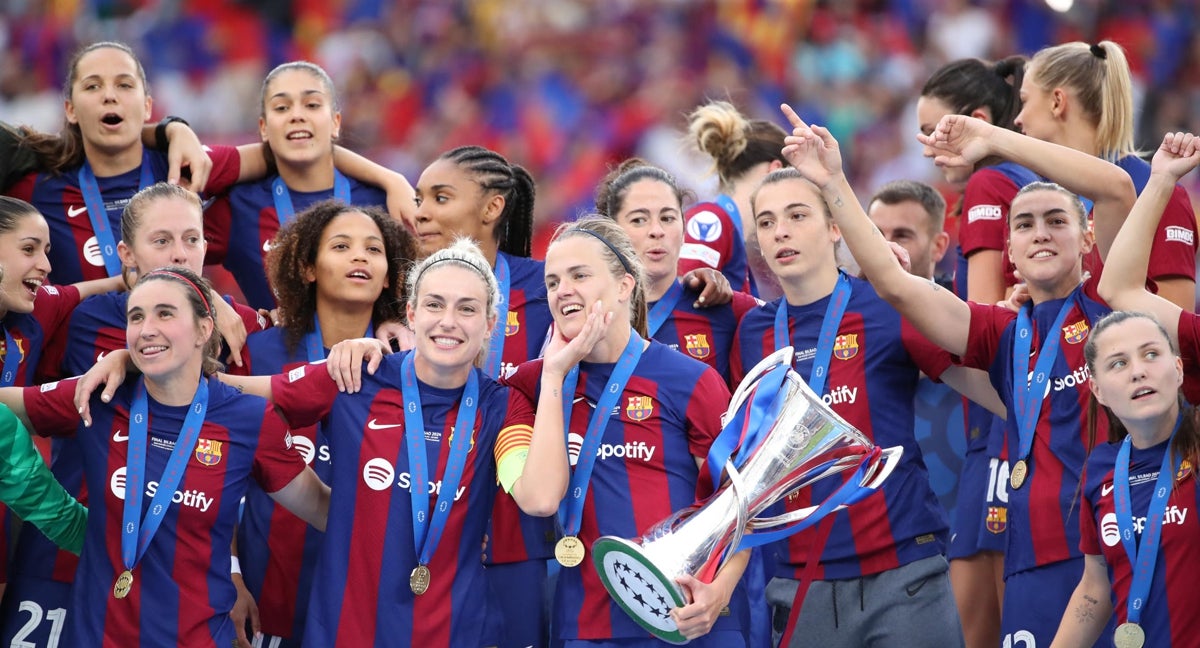 Las jugadoras del FC Barcelona Femenino celebran con la copa.