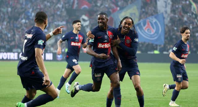 Mbappé se despide de París con título, doblete y manteo