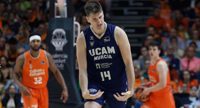 UCAM Murcia acaba con la temporada del Valencia Basket y se cuela en unas semifinales históricas