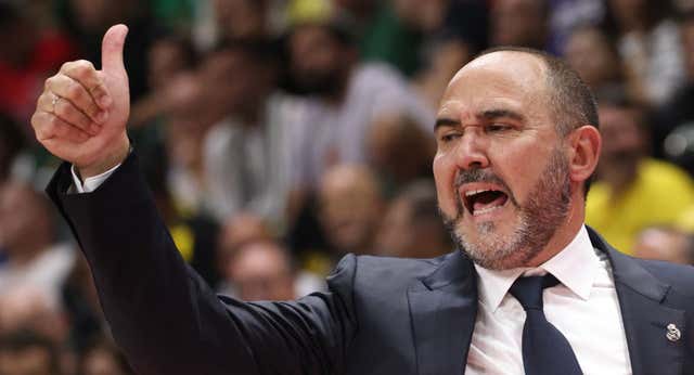 El plan perfecto de Chus Mateo sorprendió hasta a sus jugadores: defensa, victoria y «una cerveza gigante»