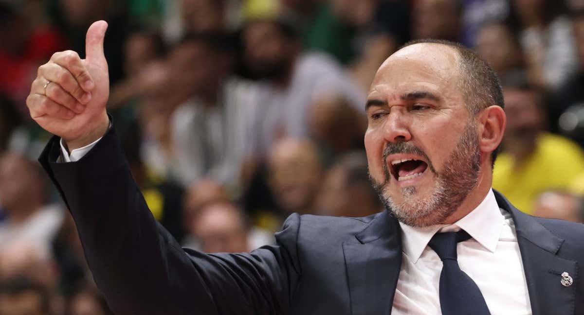 Chus Mateo celebra una canasta ante Olympiacos.