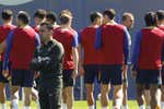 Abrazo con Yuste, tranquilidad y sin separarse de su hermano y Sergio Alegre: así fue el último entrenamiento de Xavi