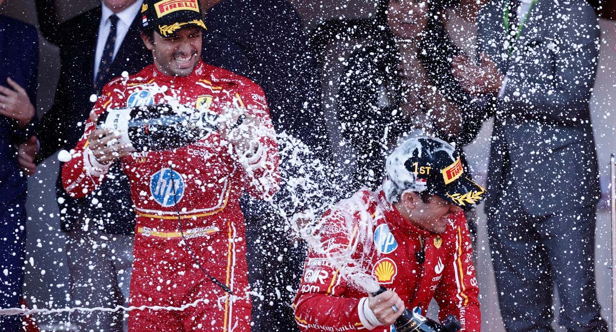 Carlos Sainz y Charles Leclerc, celebrando en el podio de Mónaco. /REUTERS