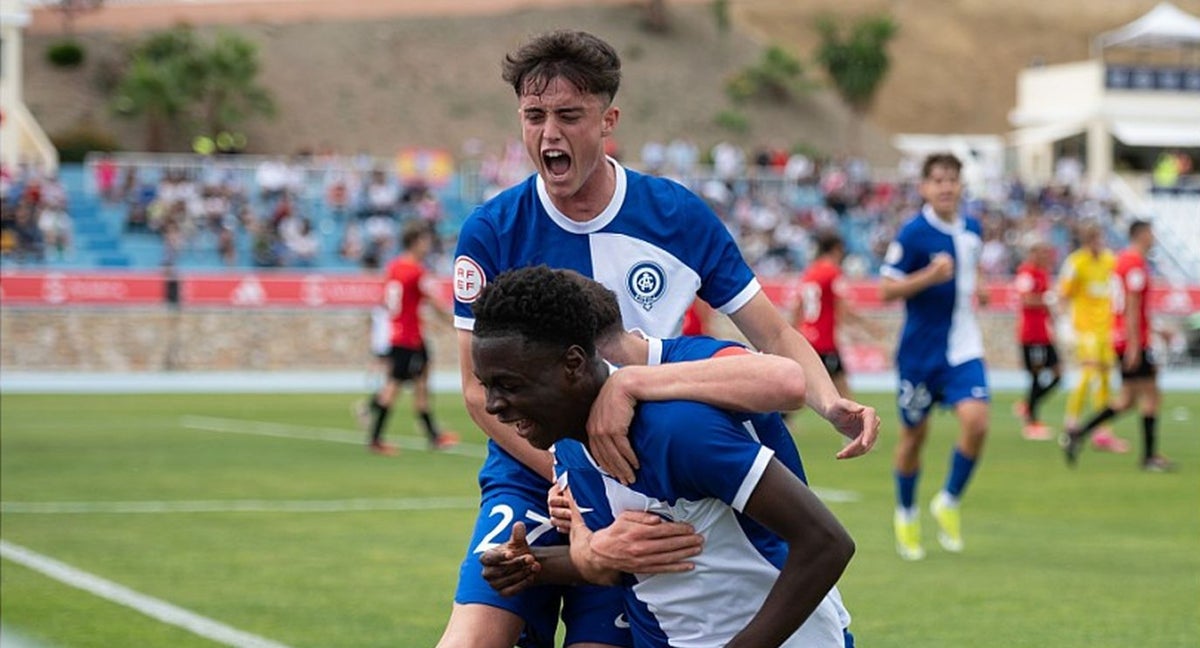 Jugadores del Atlético de Madrid juvenil celebrando un gol.