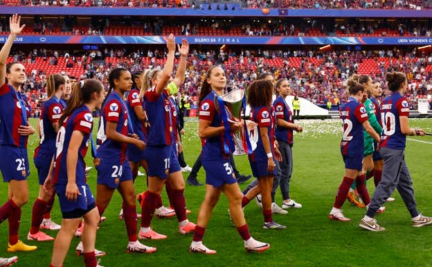 Las jugadoras del Barça dando la vuelta de reconocimiento en San Mamés.  REUTERS