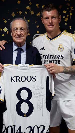 Kroos le regala una camiseta dedicada a Florentino. Real Madrid