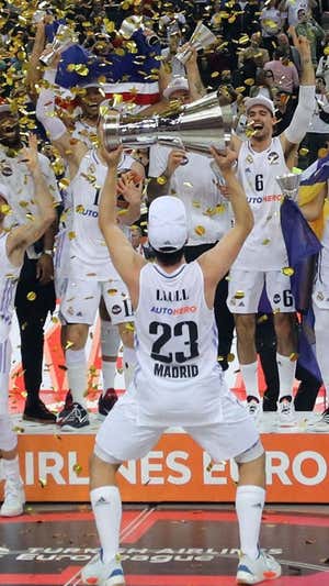 Llull levanta la undécima. AFP