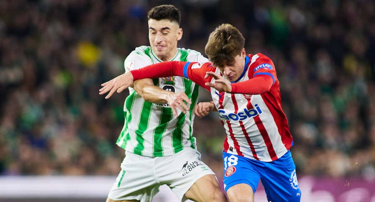 Marc Roca presiona a Pablo Torre en un partido del Betis./EP