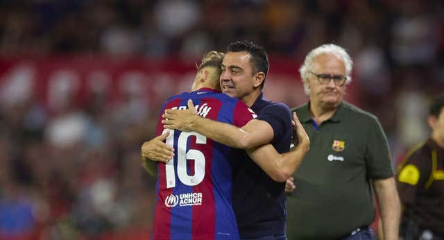 El abrazo de Fermín que enseña el legado de Xavi en el Barça… y en la Selección: «Me lo llevaría a la guerra, es un tesoro»