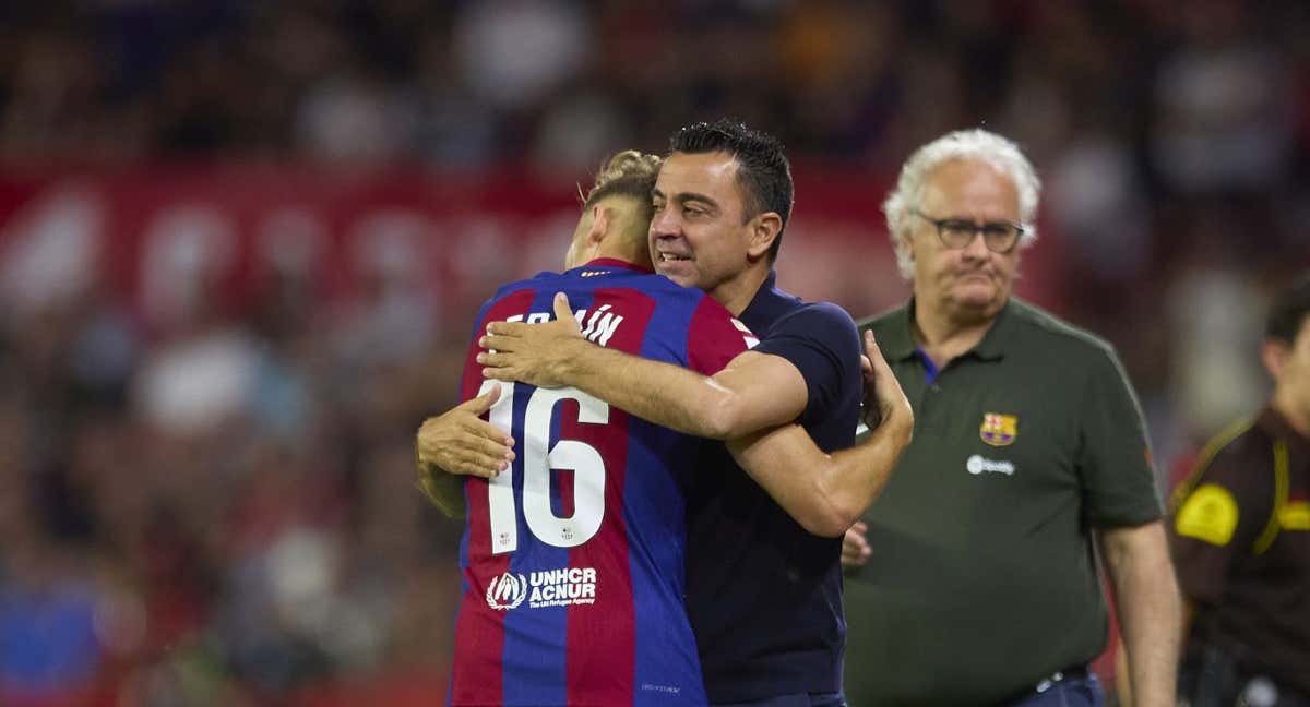 Fermín se abraza con Xavi durante el transcurso del Sevilla-Barcelona.