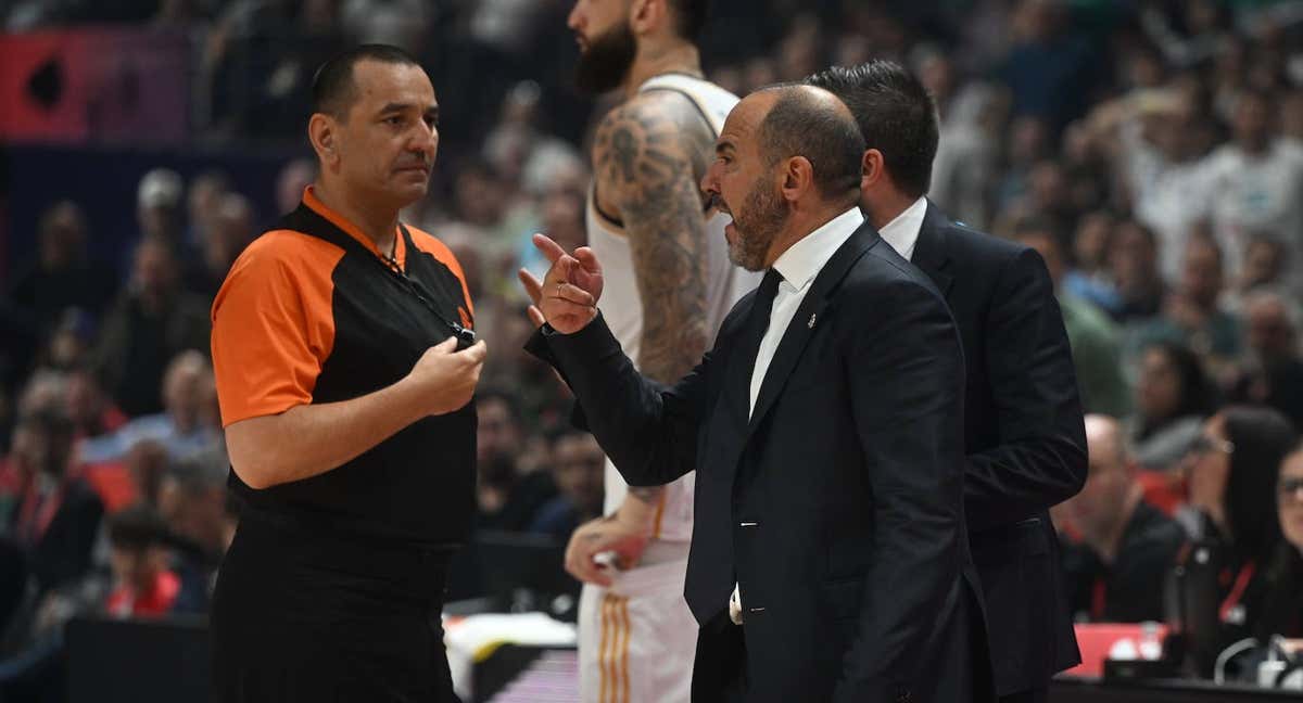 Chus Mateo discute con un árbitro durante el partido. /GETTY IMAGES