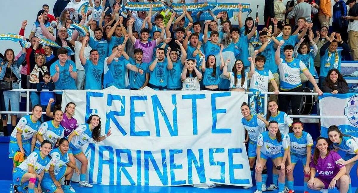 Las jugadoras del Ence Marín posan con los aficionados del 'Frente Marinense' en A Raña. /INSTAGRAM