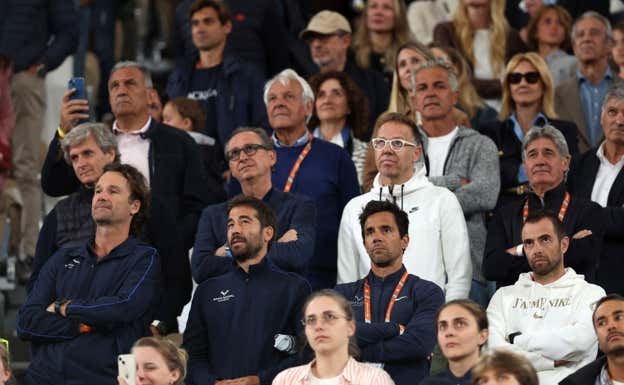 El equipo de Nadal escucha las declaraciones del jugador tras su derrota en Roland Garros.  Getty