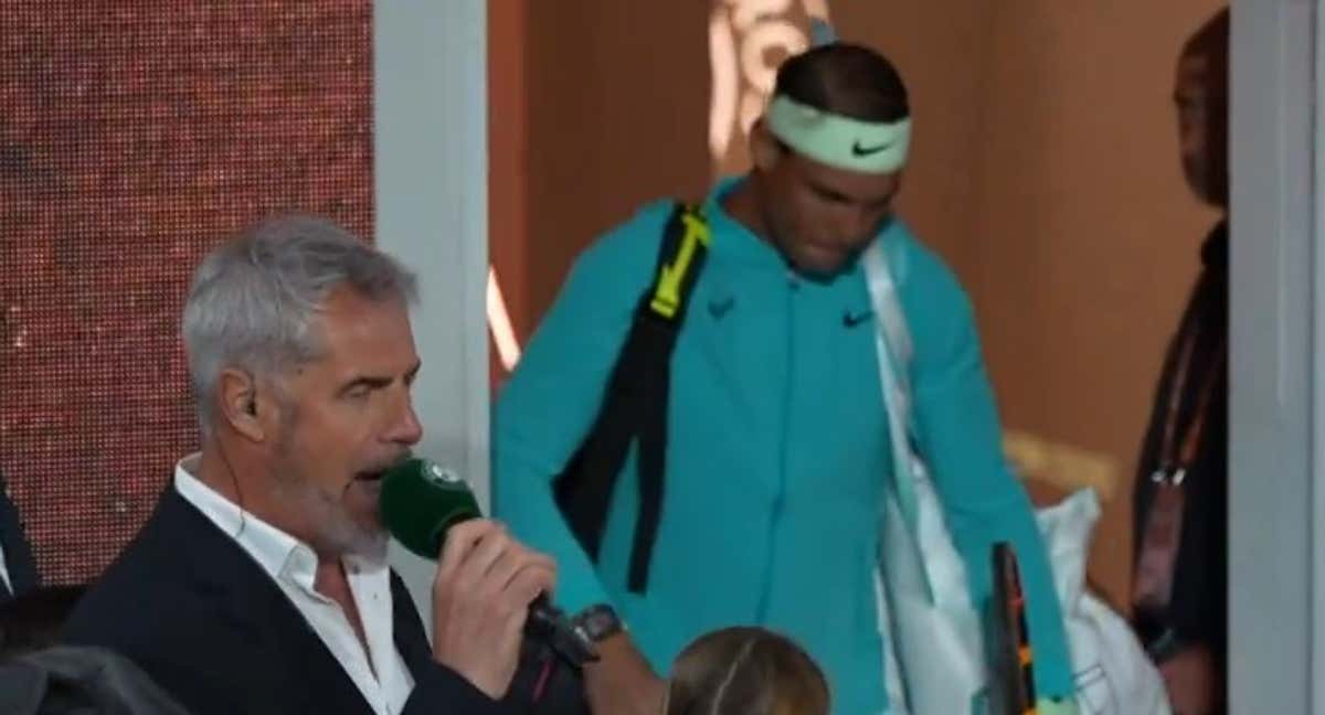 El presentador Marc Maury junto a Rafael Nadal durante el último partido del español en Roland Garros. /Roland Garros