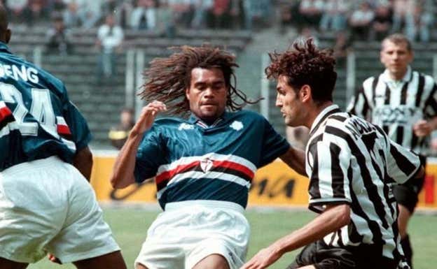 Karembeu, en un partido de la Sampdoria contra la Juventus.  ABC