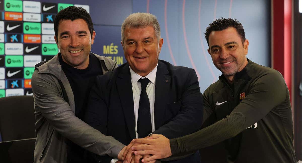 Deco, Laporta y Xavi cuando ratificaron al entrenador. /FCB