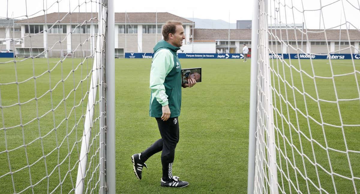 Jagoba Arrasate camina por Tajonar en su último entrenamiento como rojillo./EFE