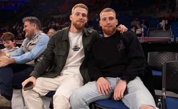 Carlos Vicente (izquierda), con su hermano David en el Buesa Arena.  INSTAGRAM