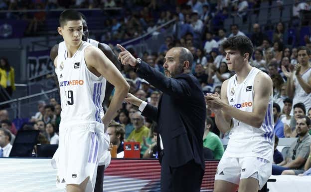 Demin, Diagne y Hugo González con Chus Mateo. ACB Media Center