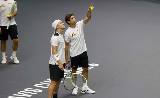 David Ferrer habla con Davidovich durante un entrenamiento de la Copa Davis en 2023.  EFE/Kai Försterling