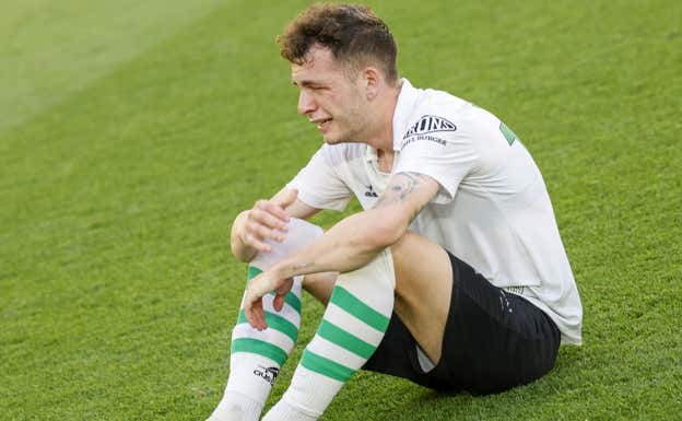 Íñigo Pérez, desconsolado tras la derrota ante el Villarreal. Efe