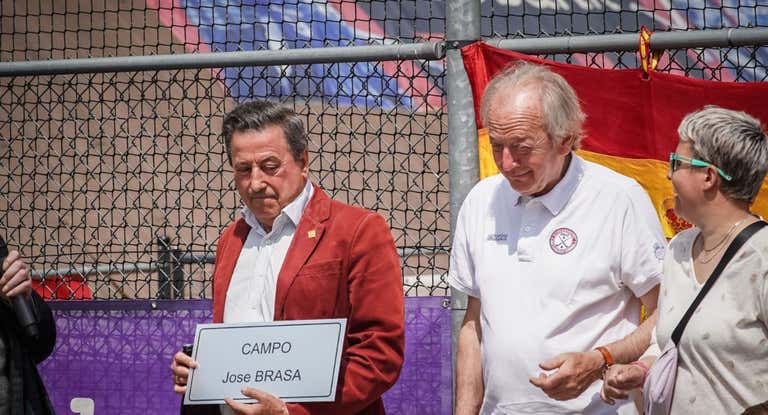 José Brasa, en la inauguración del campo que lleva su nombre en Lieja, en Bélgica.