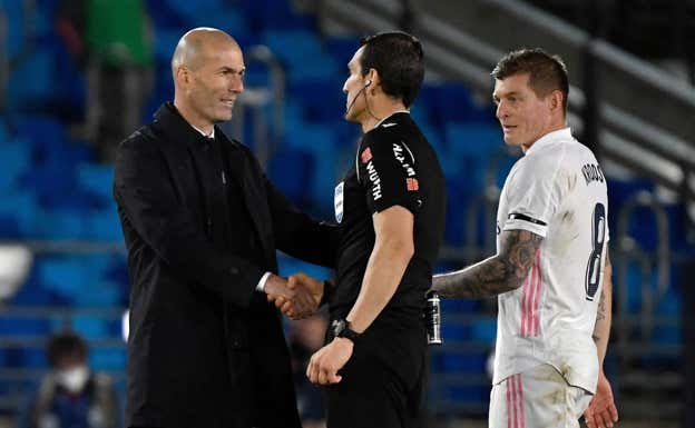 Zidane sustituye a Toni Kroos.  AGENCIAS