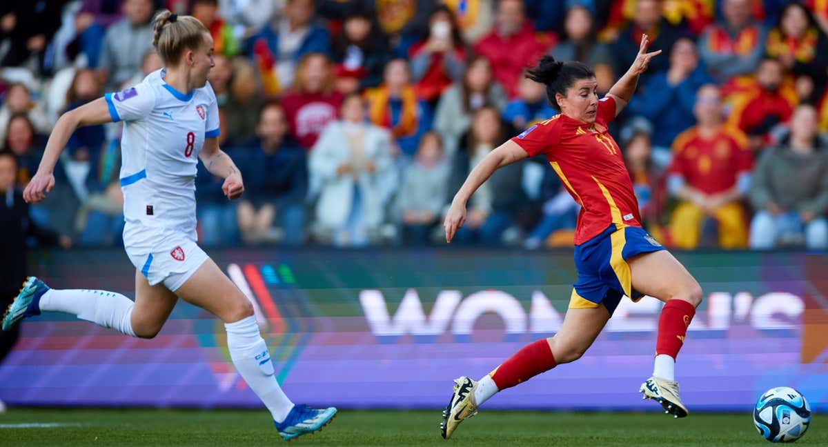 Lucía García jugando un uno contra uno. /RFEF