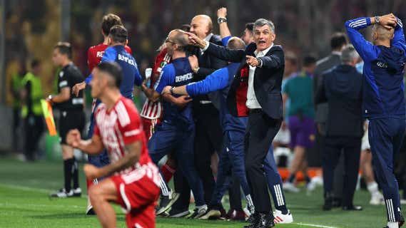José Luis Mendilibar celebra el gol de Olympiakos. /GETTY