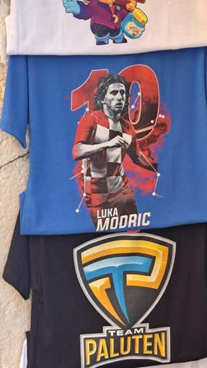Una camiseta promocional de Luka Modric.