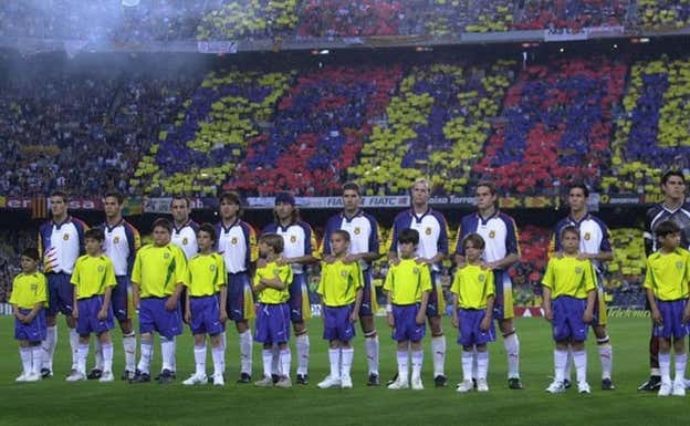 El Camp Nou, a rebosar en el Cataluña-Brasil de 2002.  FCF