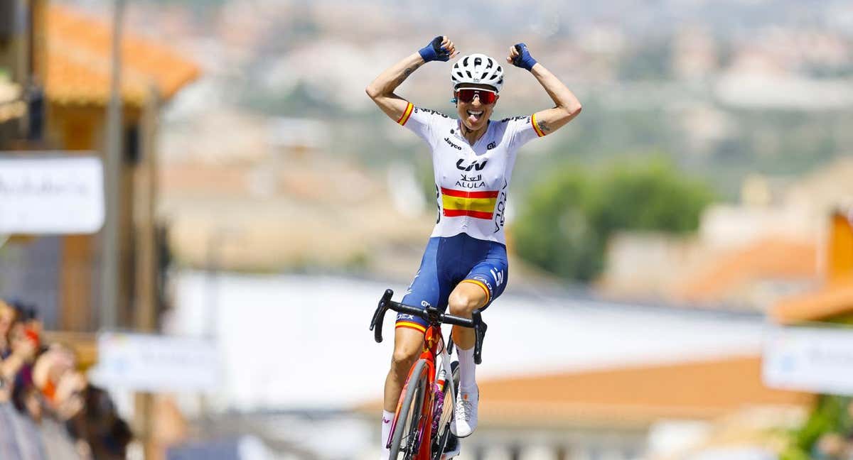Mavi García, campeona nacional española, celebra su victoria en la segunda etapa de la Vuelta a Andalucía Women Elite 2024.