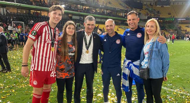 Mendilibar, la gran estrella en la intimidad de la celebración de Olympiacos: “Mister, mister, una foto contigo”
