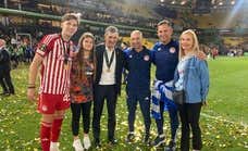 Mendilibar, la gran estrella en la intimidad de la celebración de Olympiacos: “Mister, mister, una foto contigo”
