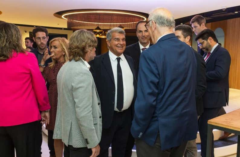 Del Bosque estrena 'curro' con la Federación visitando el Camp Nou