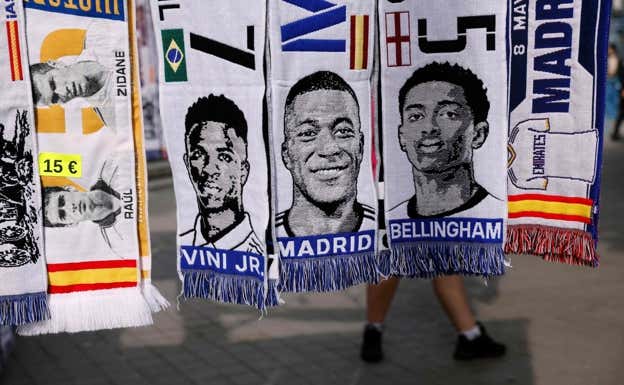 Mbappé ya tiene su bufanda del Madrid.  EFE