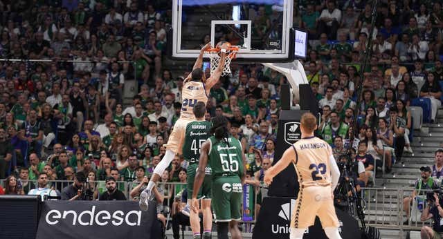 Un recital de baloncesto y un tercer cuarto perfecto dejan a UCAM Murcia a un paso de la final