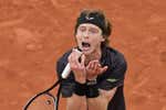 Raquetazos, berridos y patadas, la última pataleta en la eliminación de Andrey Rublev en Roland Garros