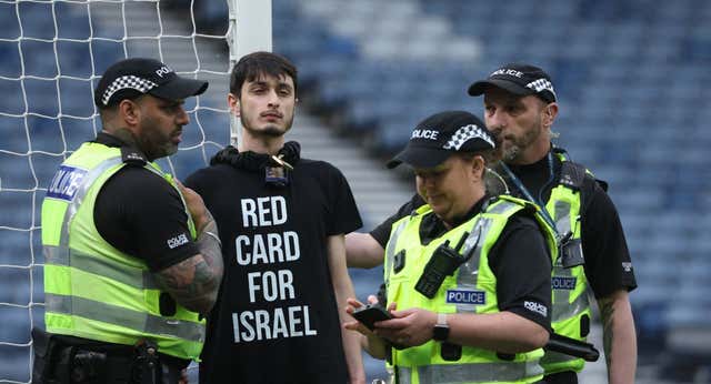 “Tarjeta roja a Israel”: un manifestante por Palestina atrasa el partido ante Escocia y se ata al poste… pese a ser a puerta cerrada