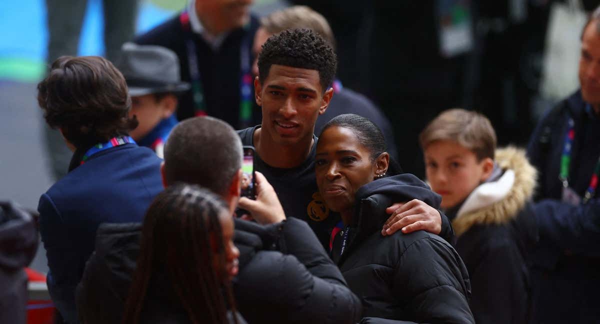 Bellingham posa con su madre en la grada de Wembley. /REUTERS