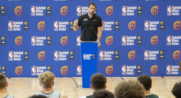 Jorge Garbajosa da la bienvenida a los participantes en el Basketball Without Borders.