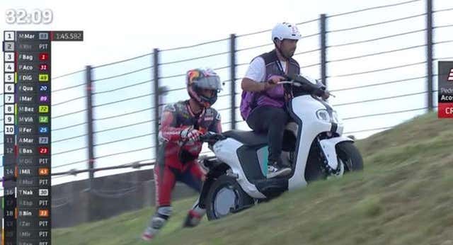 Pedro Acosta protagoniza la imagen del día y la cuenta… a su manera: «Cuando me he subido a la moto no había narices a subirla y me he puesto a empujar»
