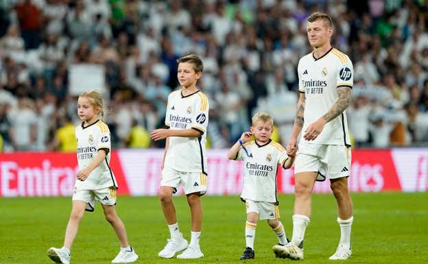 Toni Kroos junto a su familia en su último partido en el Santiago Bernabéu. REUTERS