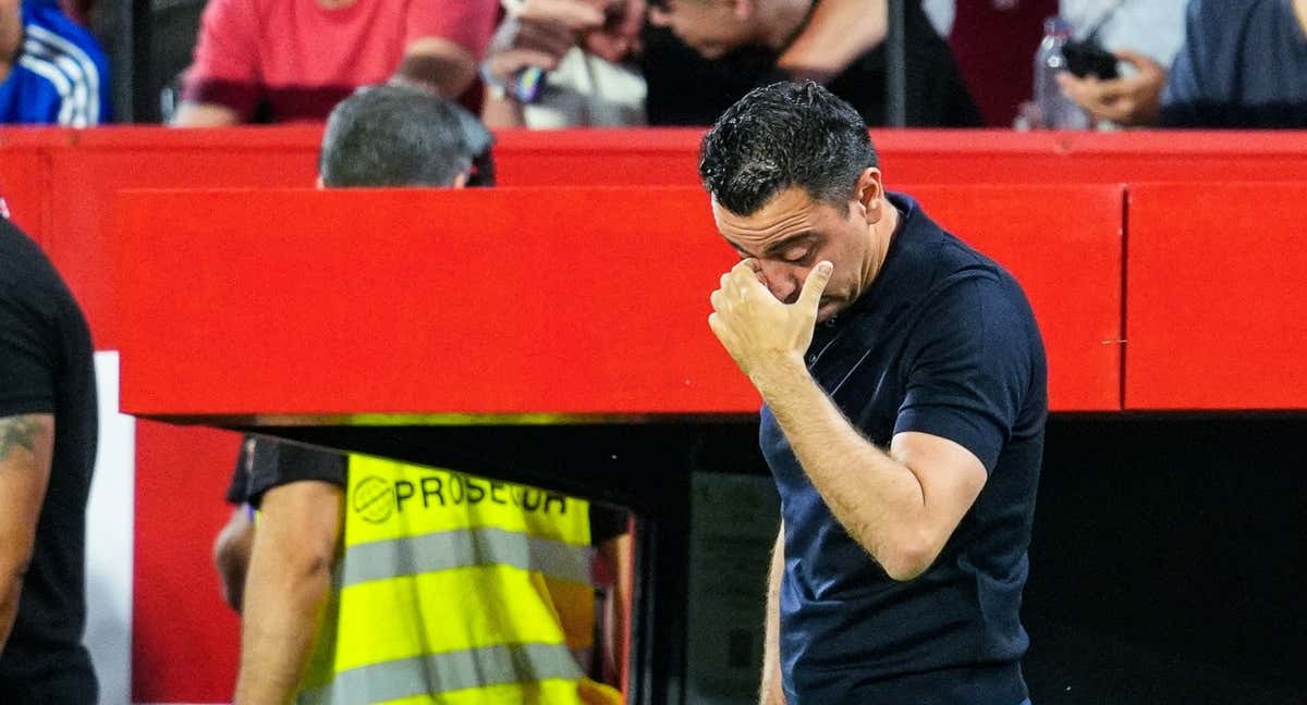 Xavi, con gesto serio, durante el último partido del Barça ante el Sevilla.