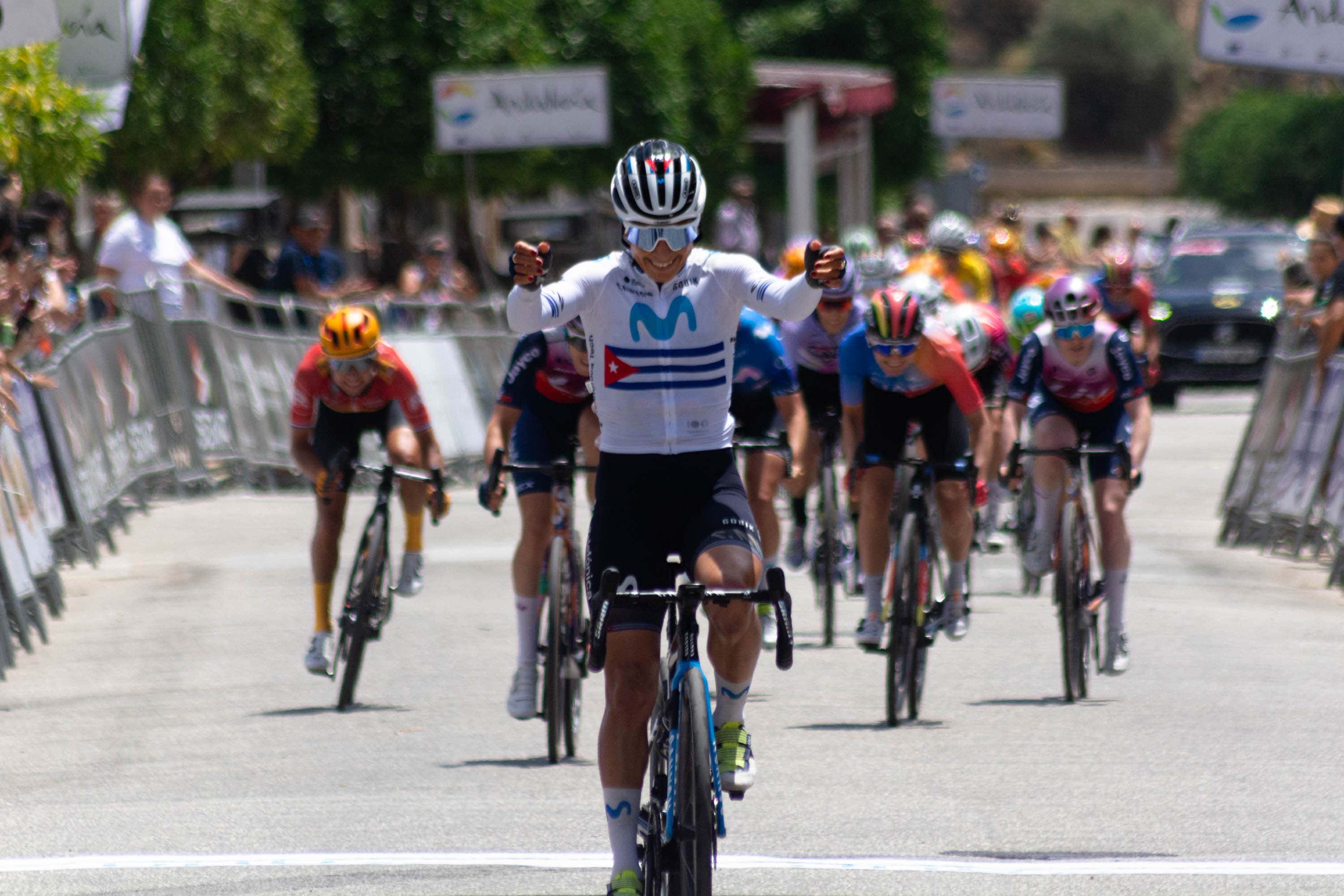 Arlenis Sierra, ganadora de la última etapa de la Vuelta a Andalucía Elite Women 2024.