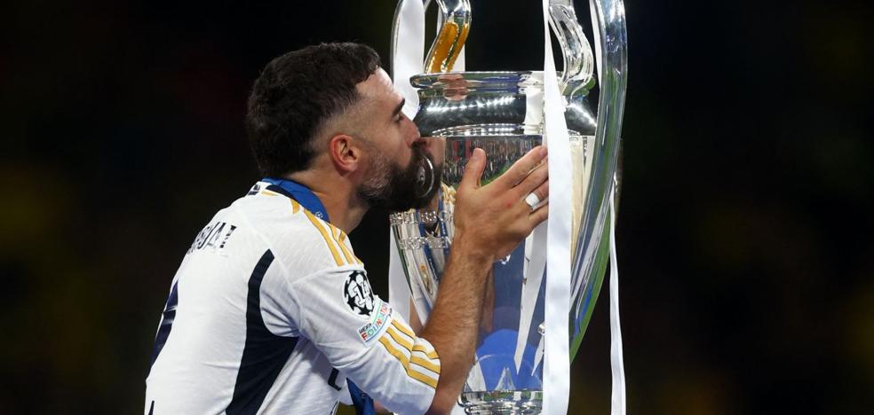 Dani Carvajal, besando la Champions en Wembley.