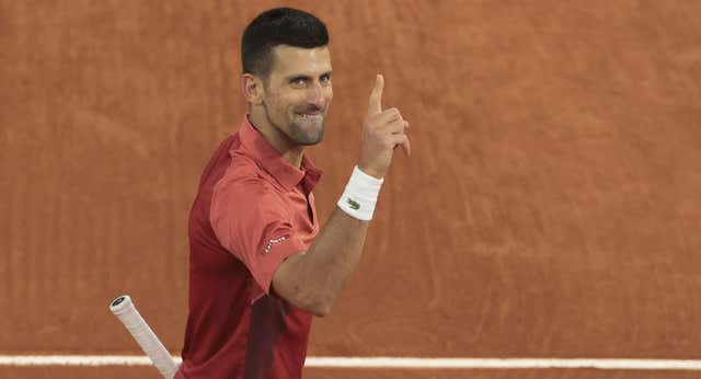 Djokovic caza a las tres de la madrugada otro récord de Federer que parecía imposible