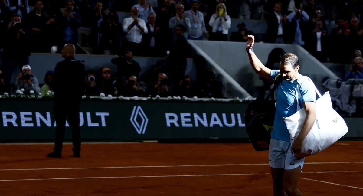 Rafael Nadal se despide de la Philippe Chatrier después de perder en la primera ronda de Roland Garros ante Alexander Zverev.