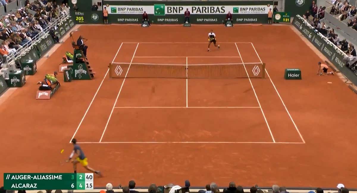 El momento en el que Alcaraz golpea el revés ganador a una mano.